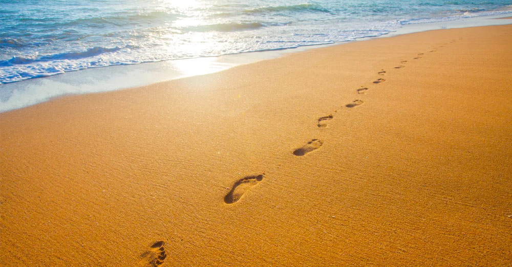 هذه هي أبرز فوائد المشي على الرمل - SO7TAK